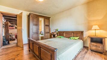 Apartment, Multiple Beds | Private kitchen | Oven, stovetop, dishwasher, cookware/dishes/utensils