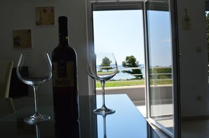 Departamento, varias camas | Cocina privada | Parrilla de estufa, lavavajillas y utensilios de cocina