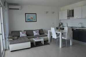 Departamento, varias camas | Sala de estar | Televisión