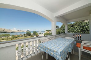 Apartamento, várias camas | Sacada