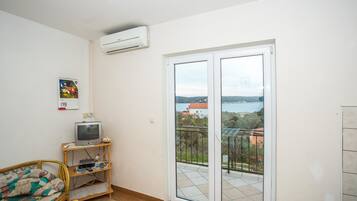 Apartment, Mehrere Betten | Wohnzimmer | Fernseher