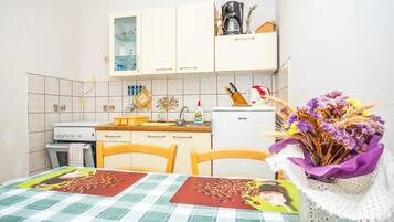 Apartment, Multiple Beds | Private kitchen | Stovetop, cookware/dishes/utensils