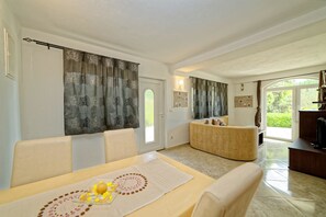 Apartment, 1 Doppelbett und Schlafsofa | Wohnzimmer | Fernseher
