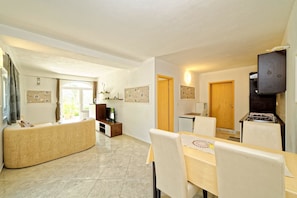 Departamento, 1 cama matrimonial y sofá cama | Sala de estar | Televisión 