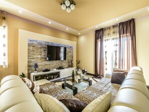 Huis, meerdere bedden | Woonkamer | Een televisie, tafelvoetbal en een tafeltennistafel