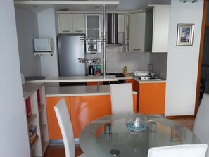 Departamento, 1 cama matrimonial y sofá cama | Cocina privada | Refrigerador, microondas, parrilla de estufa y utensilios de cocina