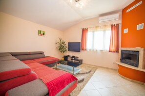 Apartment, Multiple Beds | Living room