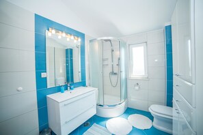Apartment, Multiple Beds | Bathroom