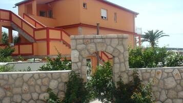 Departamento, varias camas | Vista frontal de la propiedad