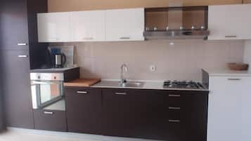 Departamento, varias camas | Cocina privada | Horno, parrilla de estufa, lavavajillas y utensilios de cocina