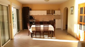 Apartamento, várias camas | Cozinha privada | Fogão, cooktop, lava-louças, talheres/pratos/utensílios de cozinha