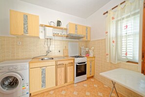 Apartment, Multiple Beds | Private kitchen | Stovetop