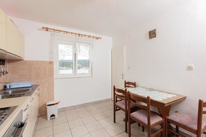 Appartement, plusieurs lits | Cuisine privée | Réfrigérateur, micro-ondes, four, plaque de cuisson