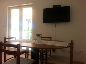Appartement, 1 tweepersoonsbed met slaapbank | Privékeuken | Een koelkast, een microgolfoven, een oven, een kookplaat