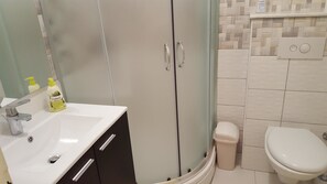 Apartment, Mehrere Betten | Badezimmer