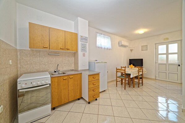 Apartment, Multiple Beds | Private kitchen