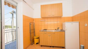 Appartement, plusieurs lits | Cuisine privée | Four, batterie de cuisine, vaisselle et ustensiles