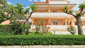 Un edificio a più piani con tetto piatto e un balcone al secondo piano.