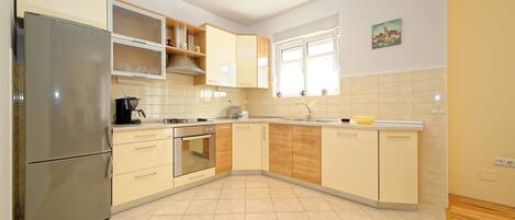 Apartment, 2 Double Beds | Private kitchen | Stovetop, dishwasher, cookware/dishes/utensils