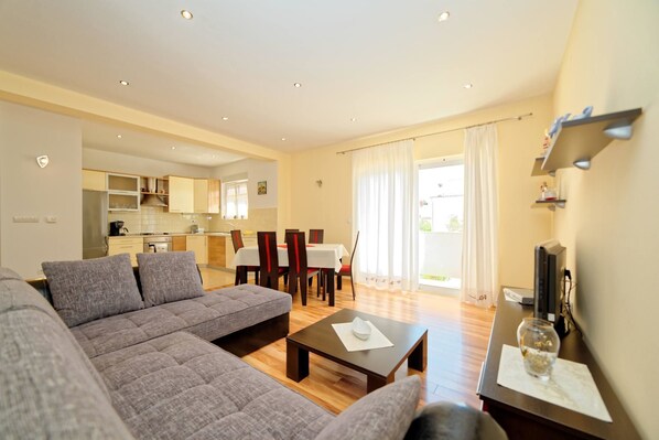 Appartement, 2 lits doubles | Salle de séjour | Télévision