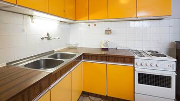 Apartamento, várias camas | Cozinha privada | Cooktop, talheres/pratos/utensílios de cozinha
