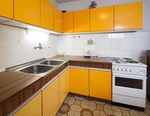 Apartamento, varias camas | Cocina privada | Placa de cocina y utensilios de cocina