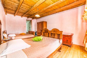 Apartment, Multiple Beds | Private kitchen | Fridge, microwave, oven, stovetop