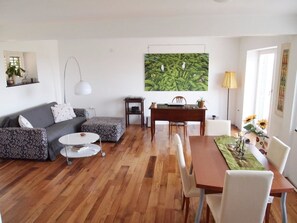 Villa, varias camas | Sala de estar | Televisión 