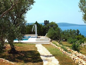 Villa, varias camas | Áreas de la propiedad
