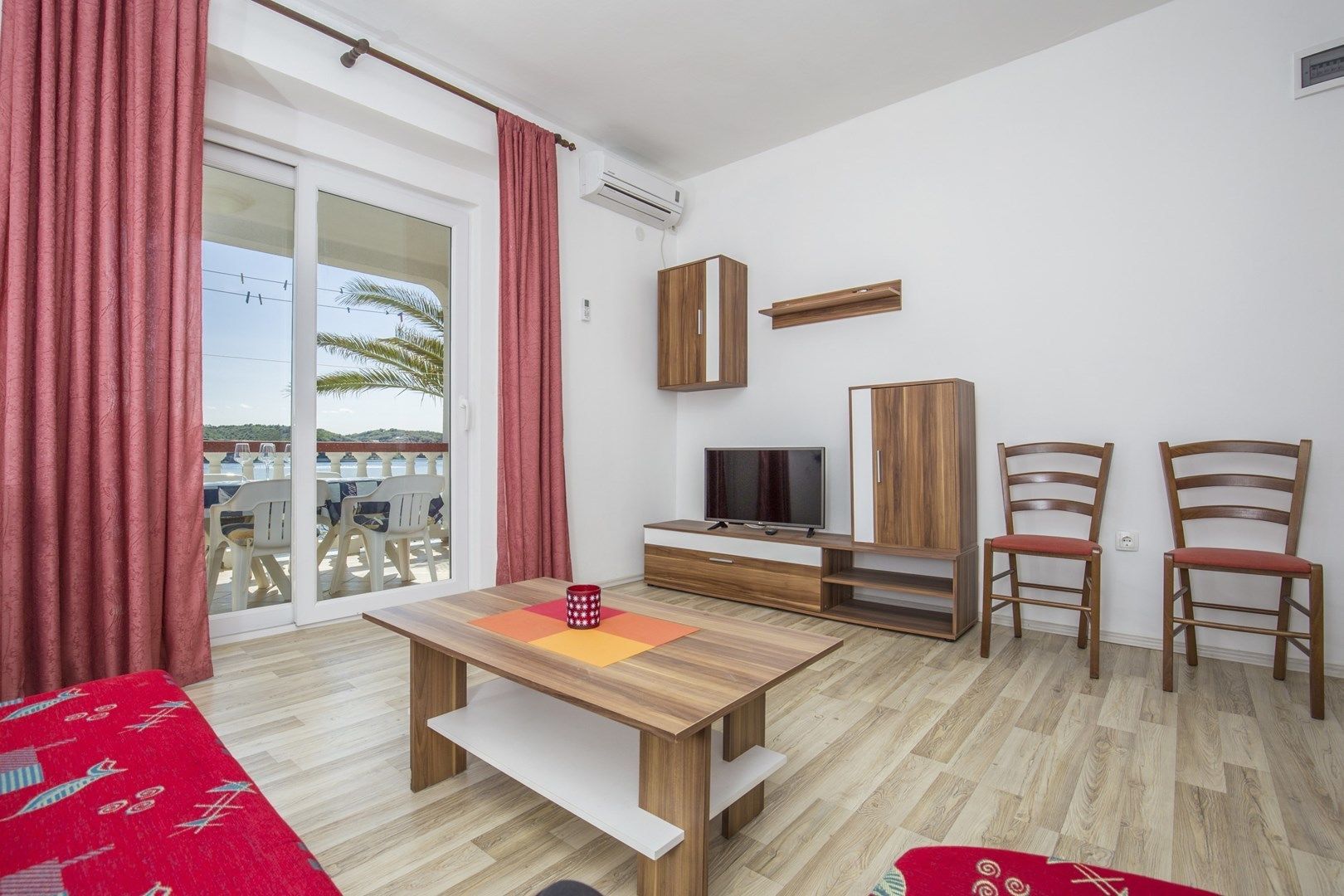 Apartment, Mehrere Betten | Wohnzimmer | Fernseher