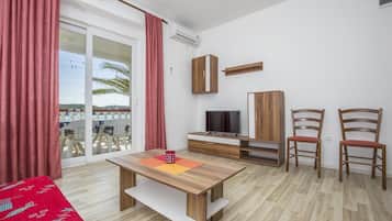 Apartment, Mehrere Betten | Wohnzimmer | Fernseher