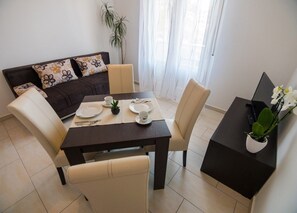 Apartment, 1 Doppelbett und Schlafsofa | Wohnzimmer | Fernseher, Kamin