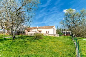 Villa, varias camas | Vista frontal de la propiedad
