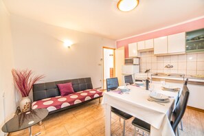 Villa, Multiple Beds | Private kitchen | Stovetop, cookware/dishes/utensils - Holiday House Valter (Rasa)