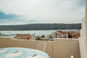 Apartament, diversos llits | Balcó