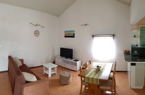 Apartament, diversos llits | Sala d'estar | Televisor 