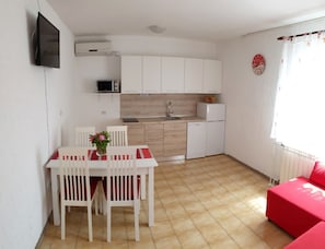 Apartment, Multiple Beds | Private kitchen | Stovetop, coffee/tea maker, toaster, cookware/dishes/utensils