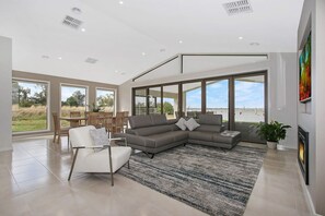 TV - Woodbine Waters Lakehouse (Yarrawonga)