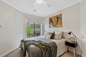 4 bedrooms, iron/ironing board, WiFi, bed sheets - Woodbine Waters Lakehouse (Yarrawonga)