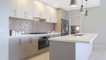 Køleskab, mikrobølgeovn, ovn, kogeplade