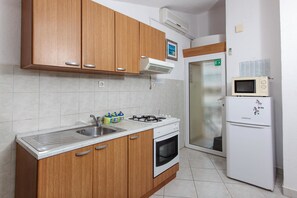 Appartement, meerdere bedden | Privékeuken | Een oven, een kookplaat, kookgerei, borden en bestek