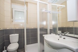 Apartment, 2 Doppelbetten | Badezimmer | Dusche