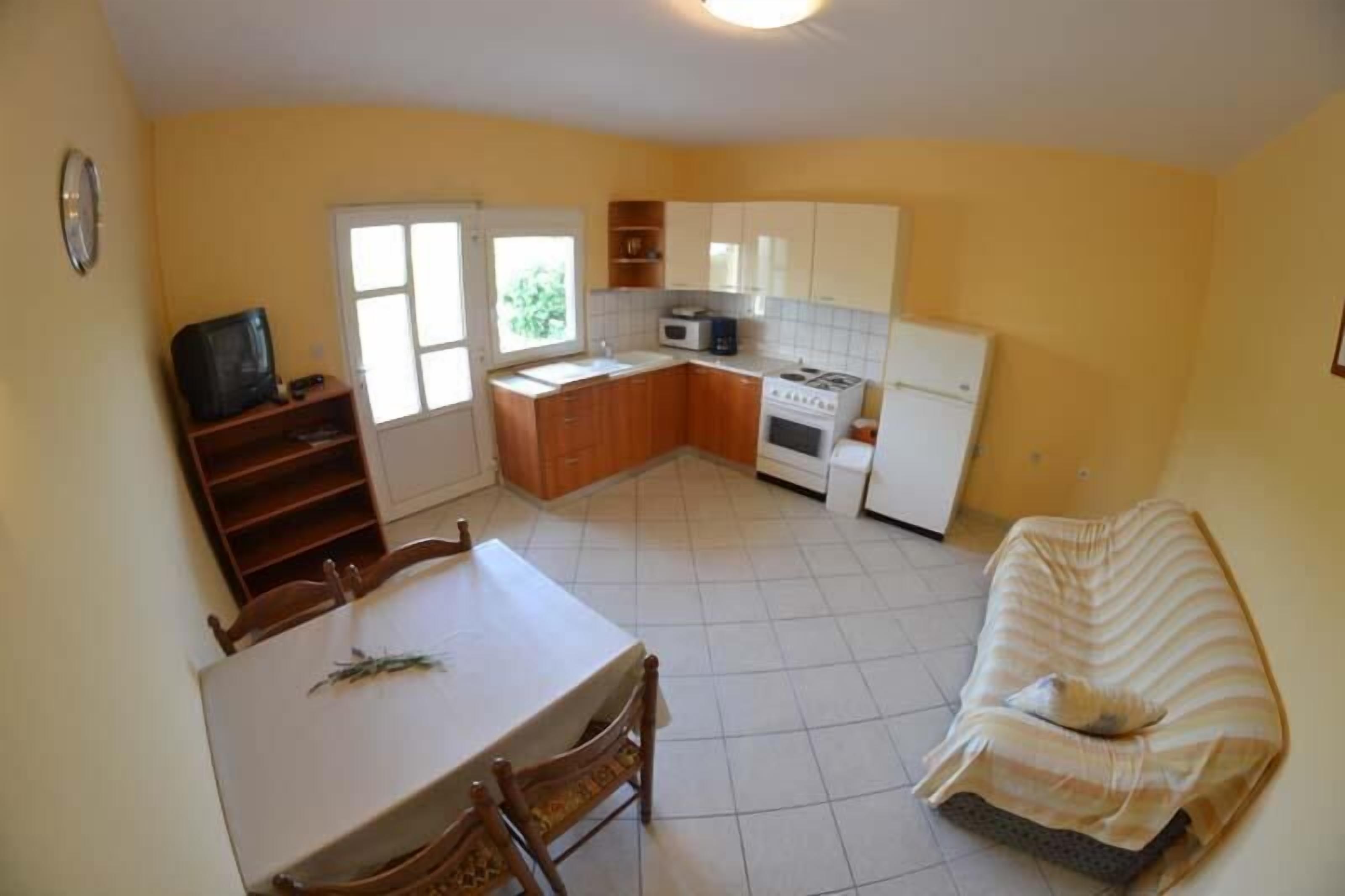 Apartment, Mehrere Betten | Wohnzimmer | Fernseher