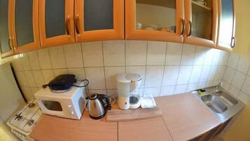 Apartment, 2 Double Beds | Private kitchen | Stovetop, cookware/dishes/utensils