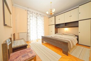 Apartamento, 2 camas Queen | Wi-Fi de cortesia, roupa de cama