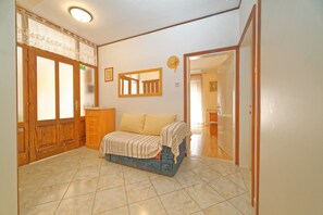 아파트, 퀸사이즈침대 2개 | 거실 | TV