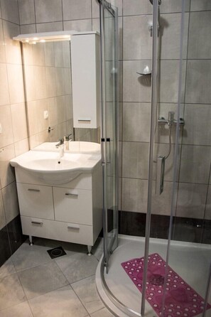 Apartment, 1 Double Bed | Bathroom | Shower