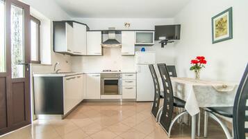 Lejlighed - flere senge | Privat køkken | Køleskab, ovn, kaffe-/temaskine