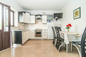 Apartment, Multiple Beds | Private kitchen