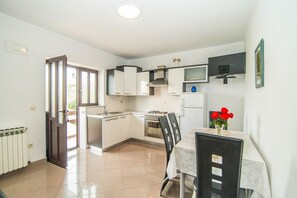 Apartamento, várias camas | Cozinha privada | Geladeira, fogão, cafeteira/chaleira